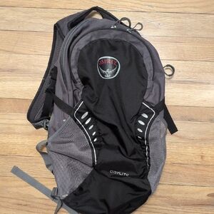 OSPREY Daylite Men's Backpack in Black and Gray